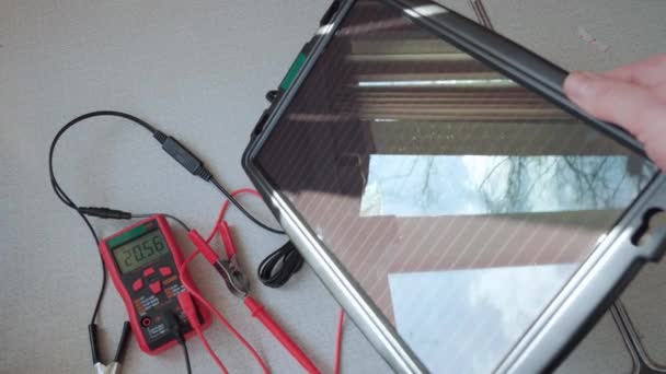 Malý Solární Panel Připojen Testeru Pro Měření Výstupního Napětí — Stock video