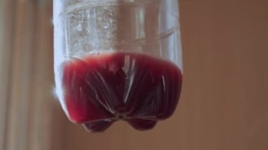 Plastik şişenin dibindeki tortular güneşte görülebilir...
