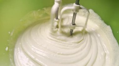 Kremayı yeşil bir kabın içinde elektrikli mikserle çırpıyorum. Pasta yapıyorum...