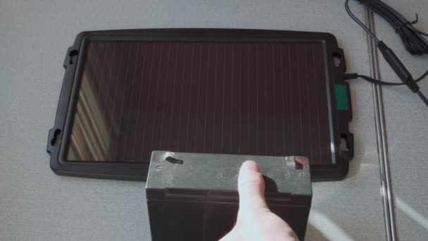 Ładowanie Małej Baterii Panelem Słonecznym — Wideo stockowe