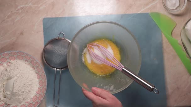 Mão Uma Mulher Mistura Ovo Açúcar Com Batedor Enquanto Prepara — Vídeo de Stock