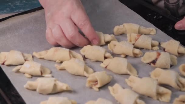 女人的手把生饼干放在有羊皮纸的烤纸上烘烤 — 图库视频影像