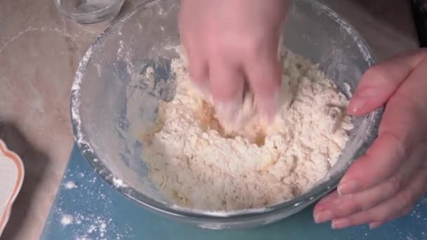 女人的手捏着面团做自制的糕点 — 图库视频影像
