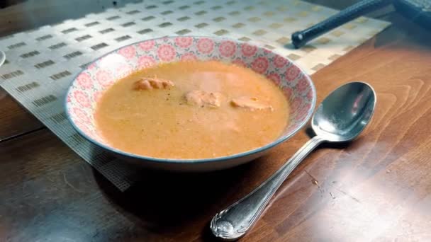 Ein Teller Heiße Suppe Steht Auf Dem Tisch Darüber Bestreut — Stockvideo
