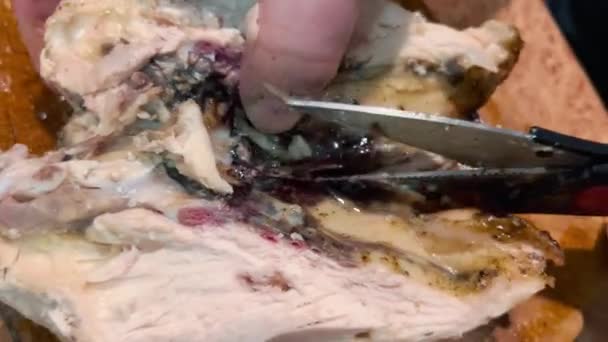 Gefrituurde Kip Met Keukenschaar Snijden — Stockvideo