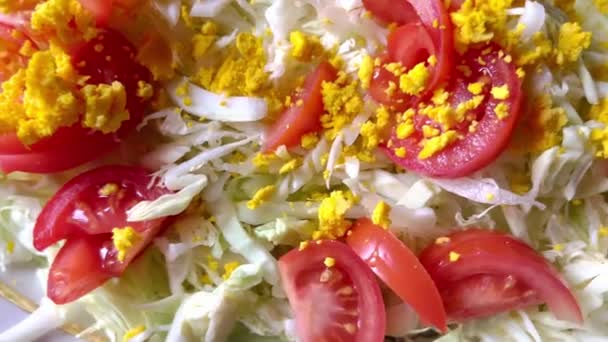 Fresh Spring Salad Tomatoes Cabbage Eggs Viewed Top Close Plate — Vídeo de stock