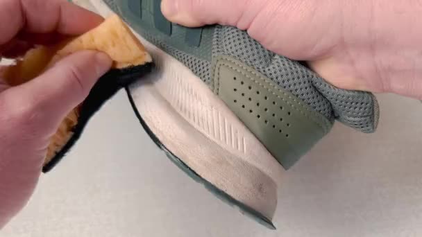 Limpeza Branqueamento Tênis Usando Uma Esponja Sola Branca — Vídeo de Stock