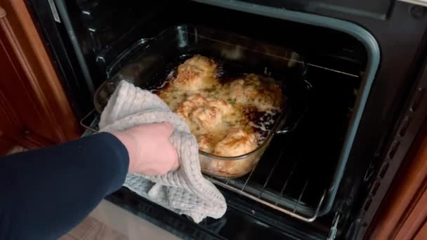 Woman Pulls Out Appetizing Baked Meat Dinner Oven — Αρχείο Βίντεο