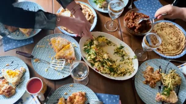 Uma Mesa Jantar Com Uma Variedade Pratos Deliciosos Torno Dos — Vídeo de Stock