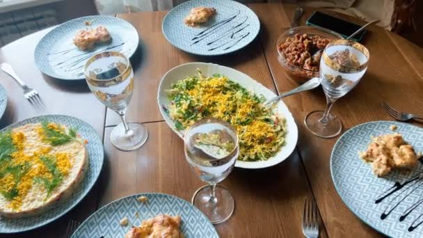 Une Femme Met Table Manger Arrangeant Magnifiquement Divers Plats Délicieux — Video