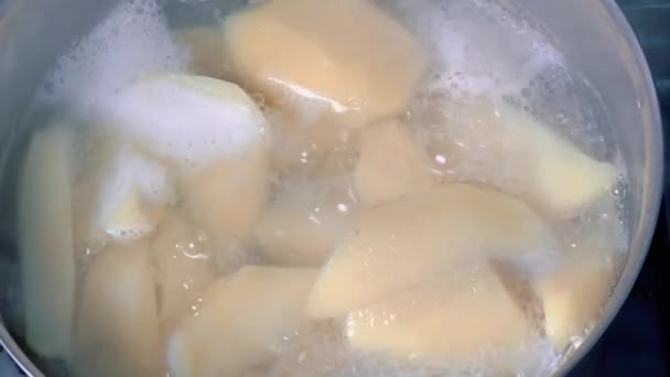 Kawałki Ziemniaków Gotują Się Metalowym Garnku Wypełnionym Wrzącą Wodą — Wideo stockowe