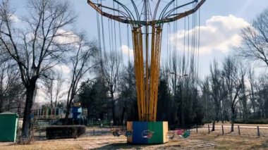Issız bir lunaparkta terk edilmiş eski bir atlıkarınca..