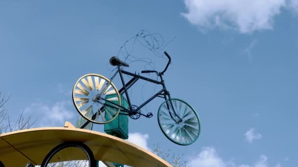 Ein Windbetriebenes Rad Windrad — Stockvideo