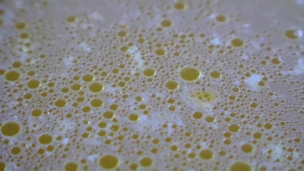 Поверхность Грязной Мыльной Воды Небольшим Количеством Масла — стоковое видео