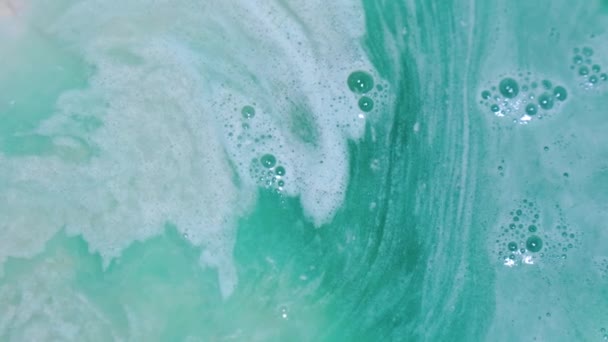 Smutsigt Skummande Avloppsvatten Med Grön Nyans Som Förorenar Miljön — Stockvideo