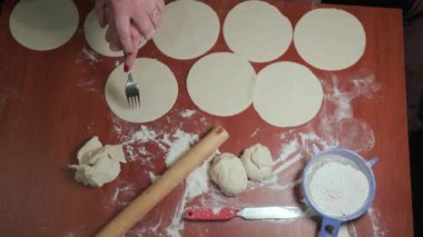 Büyükanne ve torunun elleri mayasız ekmek hazırlıyor..