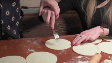 Bir anne, kızına kendi elleriyle nasıl ekmek yapılacağını öğretir..