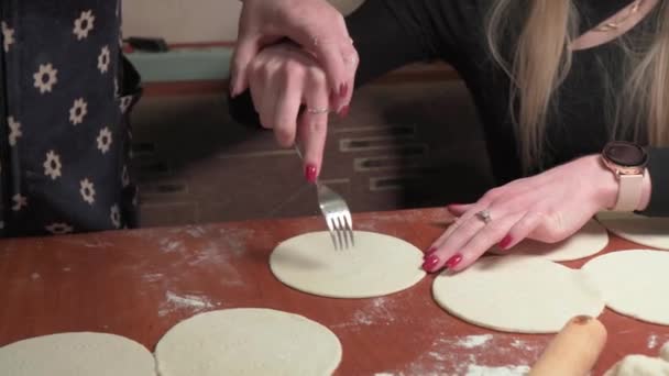 Una Madre Enseña Hija Hacer Pan Guiando Sus Movimientos Manos — Vídeos de Stock