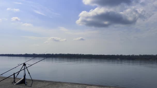 川で釣り 朝早く銀行に２本の釣り竿が立ってる — ストック動画