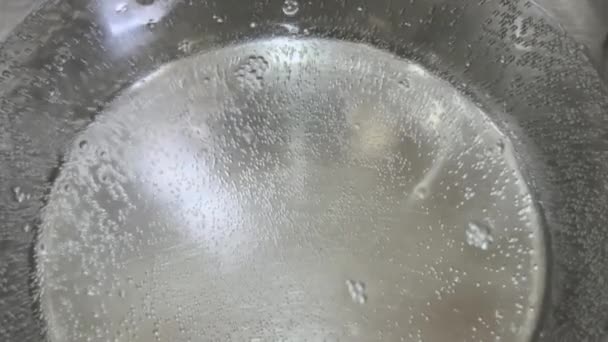 沸騰する直前の金属鍋の湯 — ストック動画