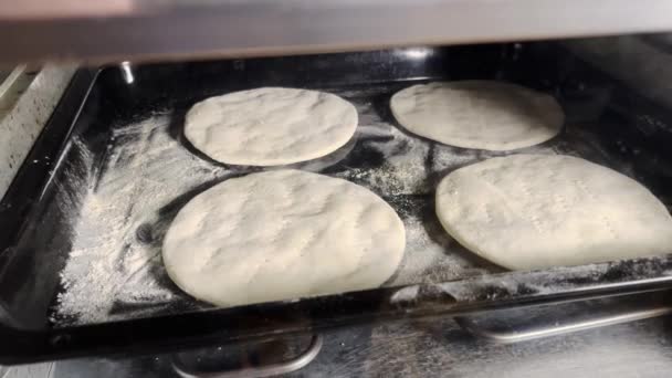 Yuvarlak Ekmekler Fırınında Pişiriliyor — Stok video