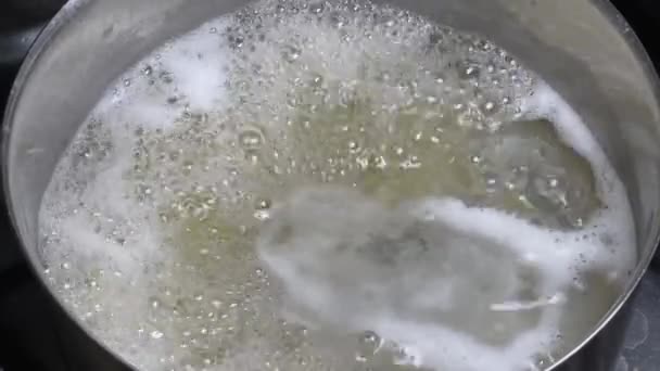 Biała Piana Garnku Wrzącą Wodą Kuchence — Wideo stockowe
