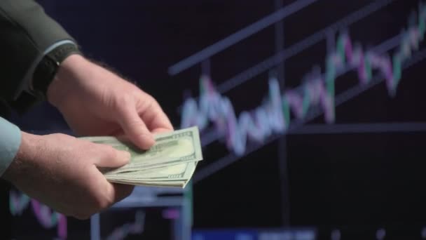 Руки Бізнесмена Підраховують 100 Доларів Тлі Зростаючих Фондових Графіків Прибуток — стокове відео
