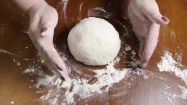 Kadın eli pişirmeden önce ev yapımı ekmeği şekillendirir..