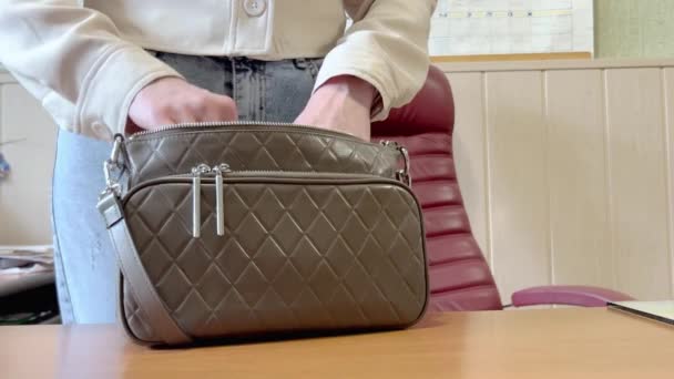 Eine Frau Sucht Etwas Ihrer Handtasche Sie Nimmt Verschiedene Gegenstände — Stockvideo