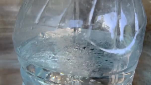 Apa Potabilă Curată Este Turnată Într Sticlă Veche Plastic Într — Videoclip de stoc