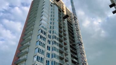 Yanı başında vinç olan çok katlı bir bina yapım aşamasında..