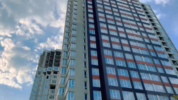 Sebuah Rumah Multi Apartemen Hampir Dibangun Mana Penyewa Akan Drop — Stok Video