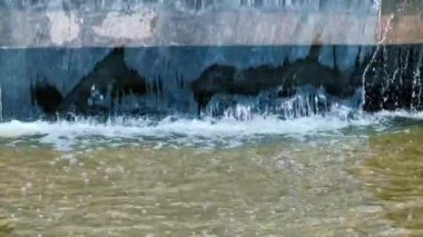 Küçük yapay bir şelale. Suyun eşit bir şekilde aktığı..