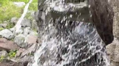Güçlü bir su akıntısı su değirmeninden farklı yönlere dağılır..
