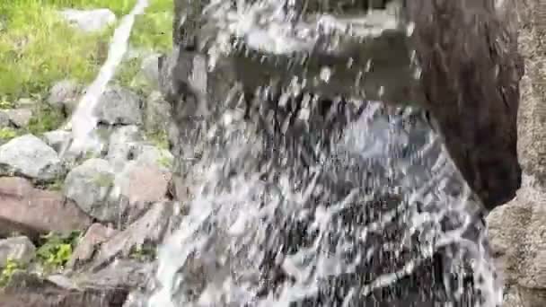 Silny Strumień Wody Rozprasza Się Różnych Kierunkach Młyna Wodnego — Wideo stockowe