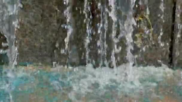 Вода Стекает Гранитным Камням Рассеивается Вокруг — стоковое видео