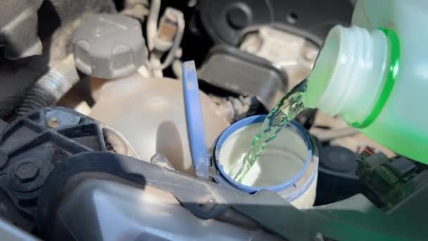 汽车挡风玻璃垫圈储气罐的充液 — 图库视频影像
