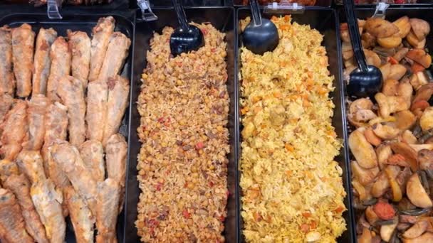 Выбор Разнообразных Блюд Шведского Стола Подносе Самообслуживание Отеле Ресторане Окно — стоковое видео