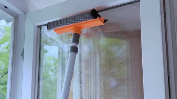Fensterglas Mit Einer Speziellen Bürste Waschen — Stockvideo