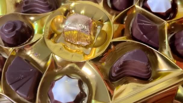 Dulces Chocolate Varias Formas Paquete Dorado Brillante — Vídeo de stock