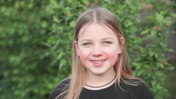 Χαρούμενο Κορίτσι Βρώμικο Πρόσωπο Αφού Έφαγε Φράουλες Στον Κήπο Κοιτάζει — Αρχείο Βίντεο