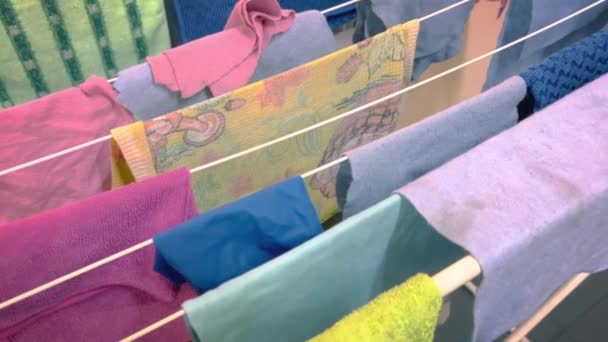 Bir Sürü Temizlik Bezi Kurutucuda Farklı Renkler — Stok video