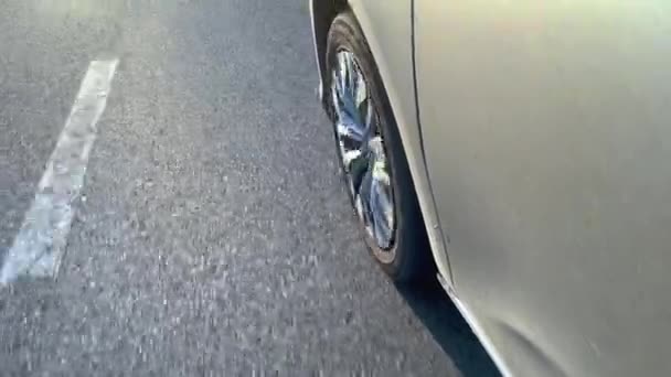 Τροχός Του Αυτοκινήτου Κατά Την Οδήγηση Ασφαλτοστρωμένο Δρόμο — Αρχείο Βίντεο
