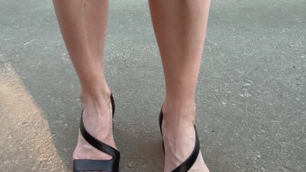 Ženské Nohy Podpatcích Sandálech Vyboulené Žíly Únavou — Stock video