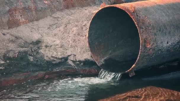 Grande Tubo Enferrujado Qual Flui Água Industrial Poluída Problema Ambiental — Vídeo de Stock