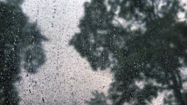 Kötü hava şartlarında cam üzerine yağmur damlaları.