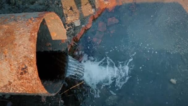 Grande Tubo Metal Enferrujado Através Qual Resíduos Químicos São Despejados — Vídeo de Stock