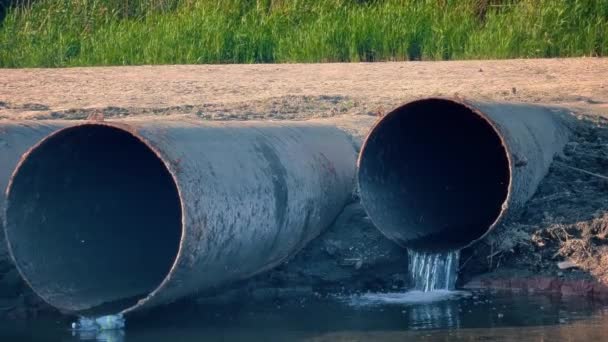 Vypouštění Průmyslového Toxického Odpadu Potrubím Velkého Průměru — Stock video