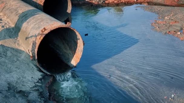 Nehre Kimyasal Atık Boşaltmak Için Büyük Endüstriyel Borular — Stok video