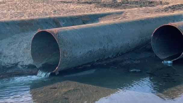 Odpadní Voda Vypouštěná Potrubím Velkého Průměru — Stock video